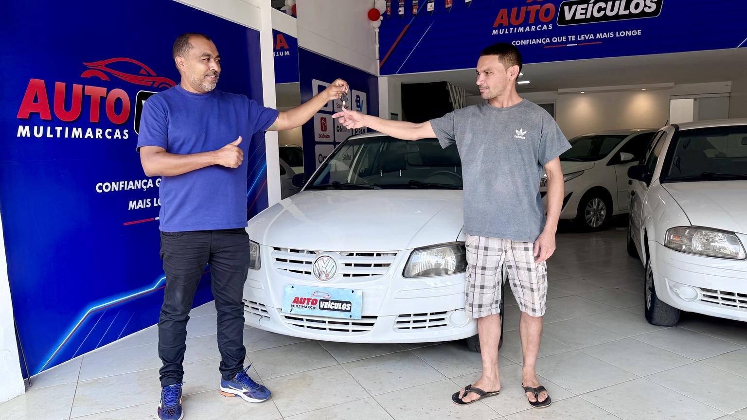 Entrega de veículo na loja Auto Veículos Multimarcas